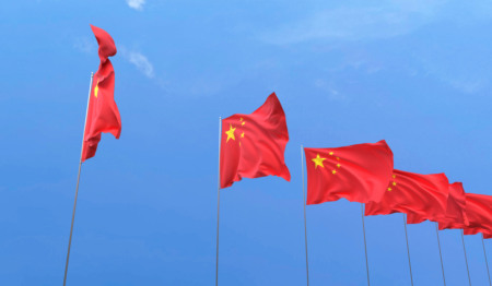 Uma fileira de bandeiras hasteadas da China Uma fileira de bandeiras hasteadas da China