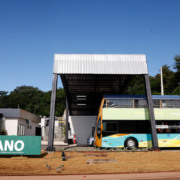 Posto de bimetano com placa e um &ocirc;nibus com logo do governo federal, adaptado a andar com o combust&iacute;vel