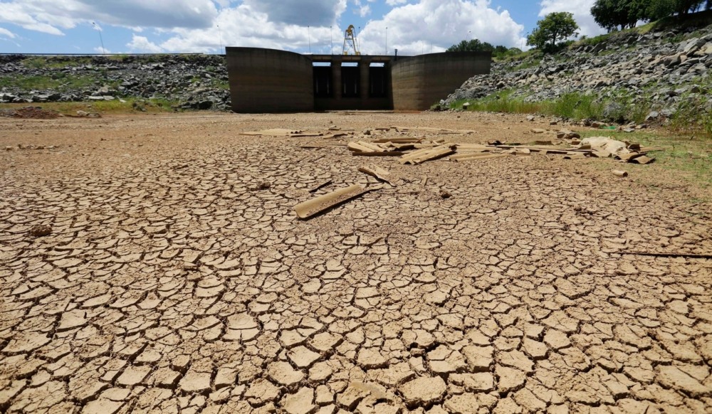 Imagem de reservatório vazio com terreno seco e craquelado Imagem de reservatório vazio com terreno seco e craquelado