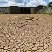 Imagem de reservat&oacute;rio vazio com terreno seco e craquelado