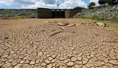 Imagem de reservatório vazio com terreno seco e craquelado Imagem de reservatório vazio com terreno seco e craquelado