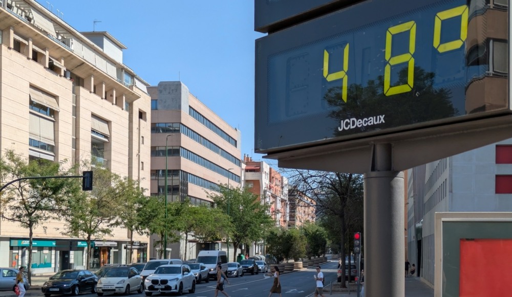 Termômetro marca 48 graus em uma avenida na Espanha Termômetro marca 48 graus em uma avenida na Espanha