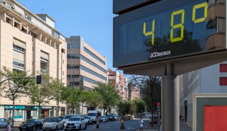 Termômetro marca 48 graus em uma avenida na Espanha Termômetro marca 48 graus em uma avenida na Espanha