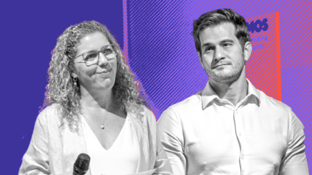 Montagem com a foto de uma mulher branca de cabelo claro cacheado, de óculos, segurando um microfone, e um homem branco de cabelo curto castanho e camisa social Montagem com a foto de uma mulher branca de cabelo claro cacheado, de óculos, segurando um microfone, e um homem branco de cabelo curto castanho e camisa social