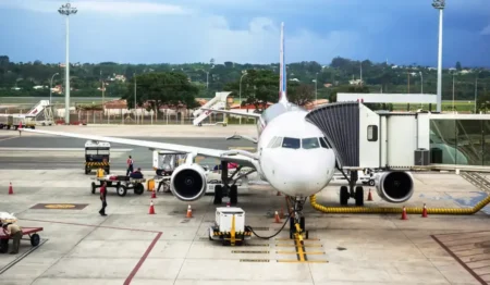 Avião estacionado no pátio do aeroporto Avião estacionado no pátio do aeroporto