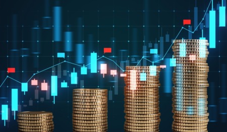 Pilhas de moedas de ouro em primeiro plano com um fundo de gráfico financeiro digital Pilhas de moedas de ouro em primeiro plano com um fundo de gráfico financeiro digital