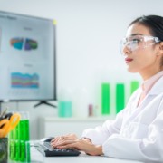 Cientista analisando dados de em um painel digital em um laborat&oacute;rio