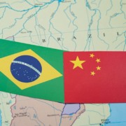 Bandeiras do Brasil e da China no mapa da Am&eacute;rica do Sul