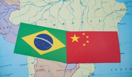 Bandeiras do Brasil e da China no mapa da América do Sul Bandeiras do Brasil e da China no mapa da América do Sul