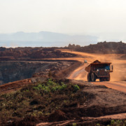 Caminh&atilde;o basculante carregando material miner&aacute;rio em uma mina
