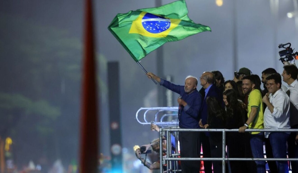 Lula comemorando vitória na Avenida Paulista, outubro de 2026. Foto Paulo Pinto/Agência Brasil Lula comemorando vitória na Avenida Paulista, outubro de 2026. Foto Paulo Pinto/Agência Brasil