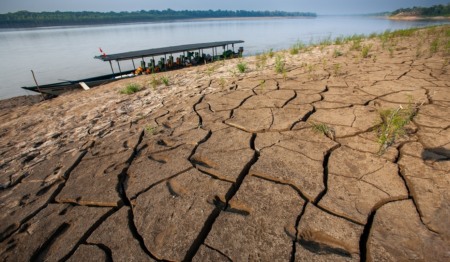 seca no rio Tambopata, na Amazônia Peruana seca no rio Tambopata, na Amazônia Peruana
