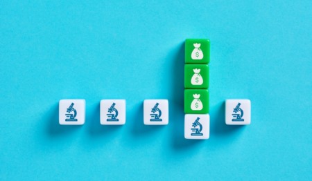 Cinco peças com imagens de microscópios, simbolizando inovação. Uma delas tem peças verdes com a ilustração de dinheiro em cima Cinco peças com imagens de microscópios, simbolizando inovação. Uma delas tem peças verdes com a ilustração de dinheiro em cima