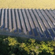 Foto a&eacute;rea de pain&eacute;is solares, em parte encobertos por nuvens