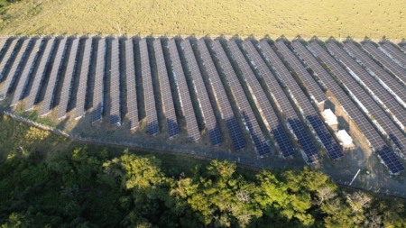 Foto aérea de painéis solares, em parte encobertos por nuvens Foto aérea de painéis solares, em parte encobertos por nuvens