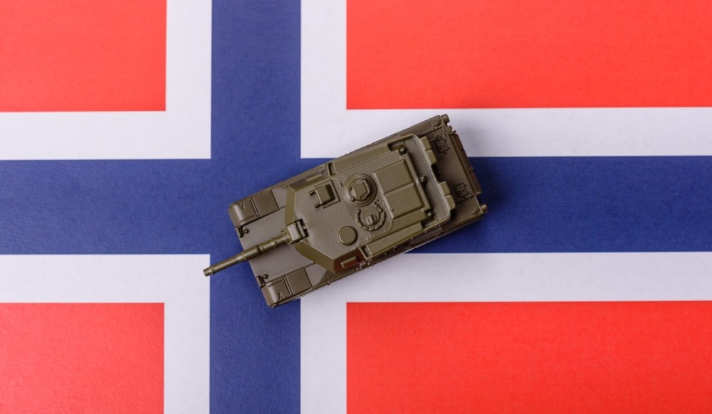 Bandeira da Noruega com um tanque de brinquedo em cima Bandeira da Noruega com um tanque de brinquedo em cima