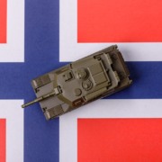 Bandeira da Noruega com um tanque de brinquedo em cima