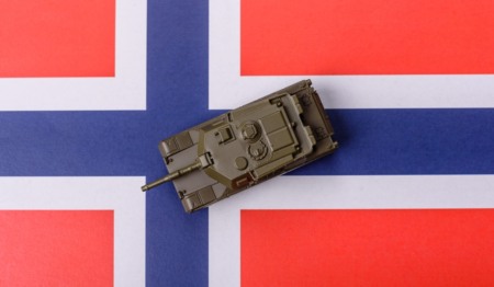 Bandeira da Noruega com um tanque de brinquedo em cima Bandeira da Noruega com um tanque de brinquedo em cima