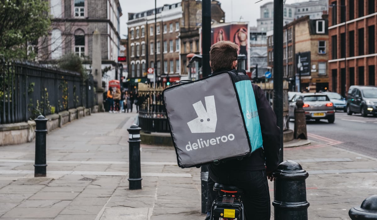 Criticada por tratamento a entregadores, Deliveroo afunda na estreia na Bolsa de Londres