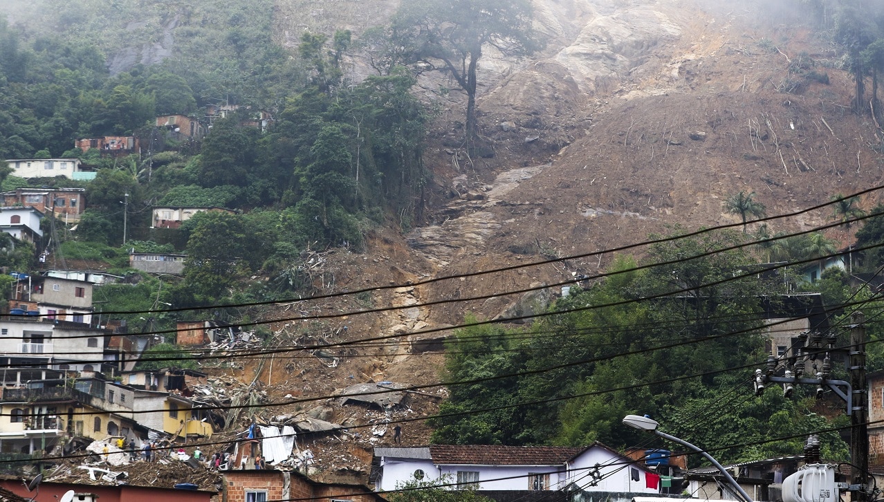 Bombeiros, moradores e voluntários trabalham no local do deslizamento no Morro da Oficina, após a chuva que castigou Petrópolis, na região serrana fluminense