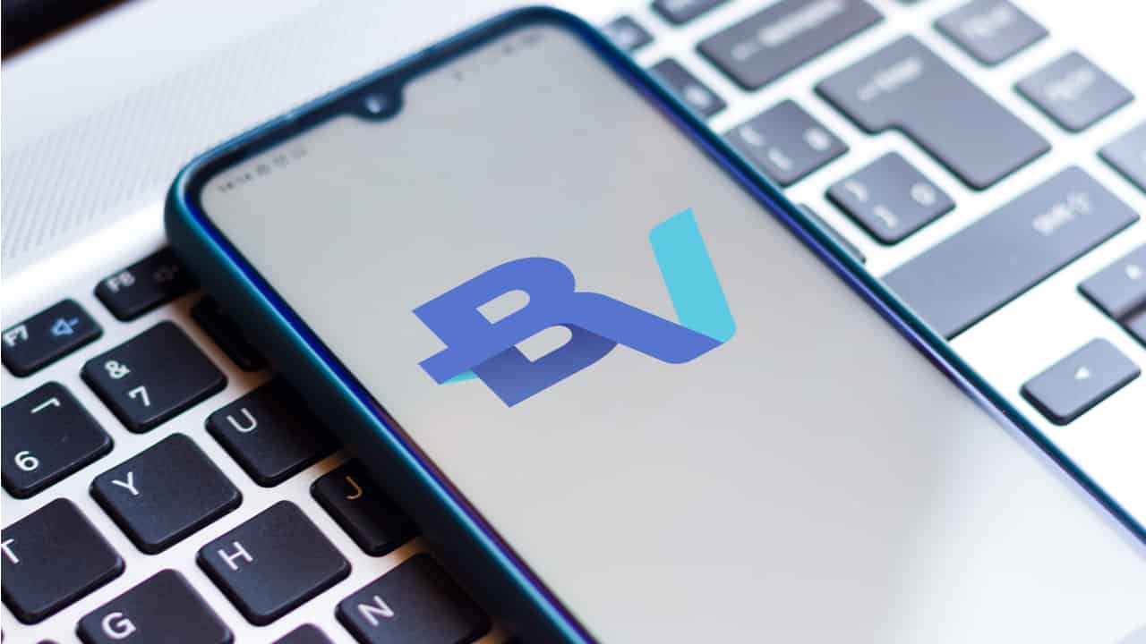 Celular exibe o logotipo do banco BV