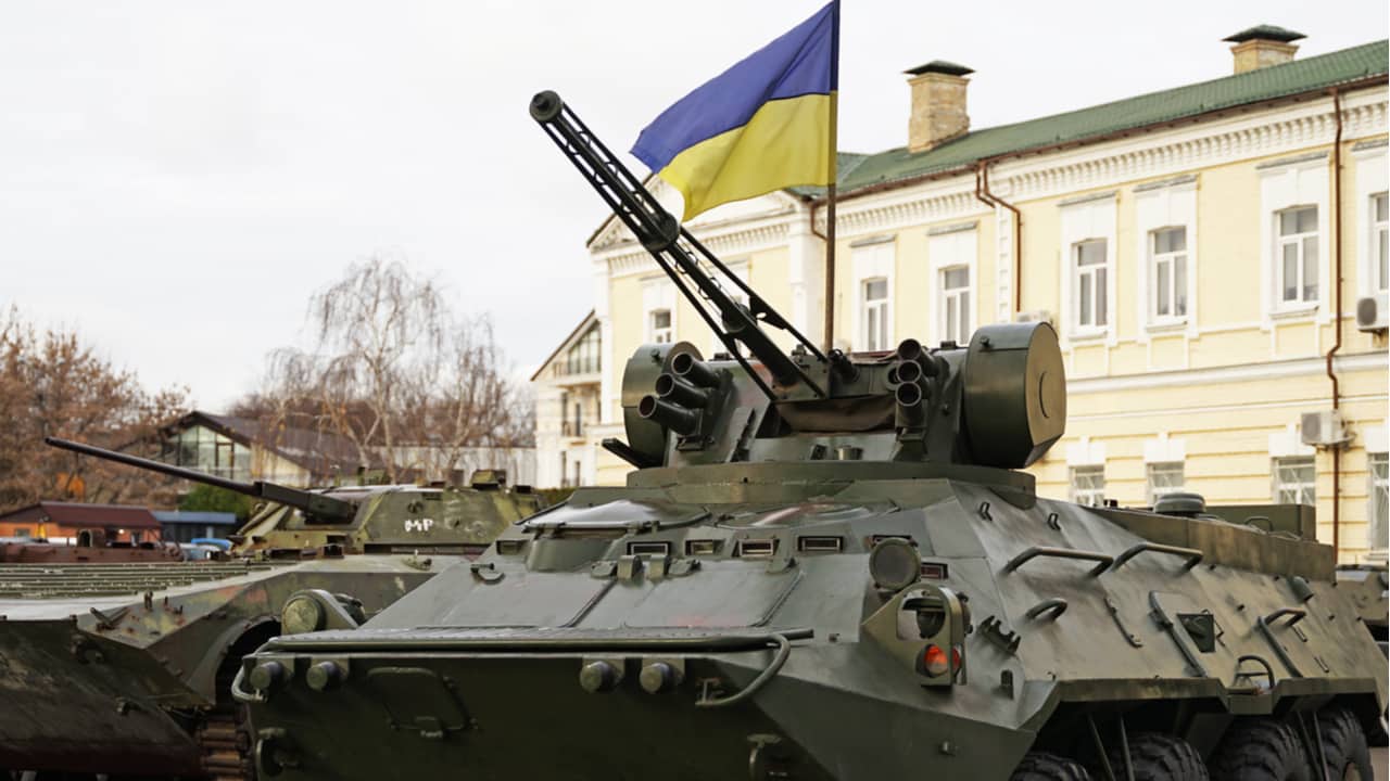 Tanque com a bandeira ucraniana em Kiev, capital do país