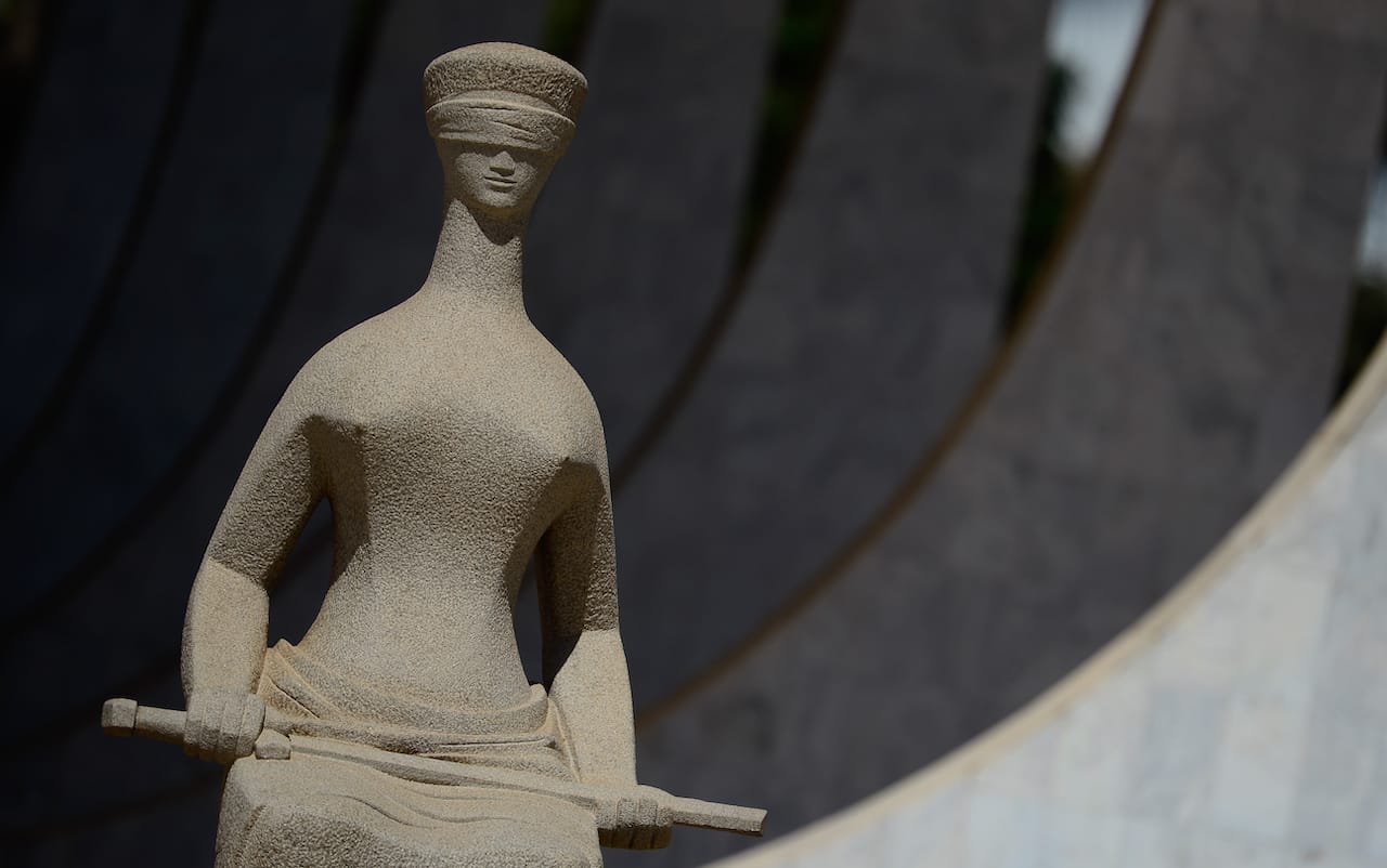 Estátua na frente do prédio do STF, em Brasília