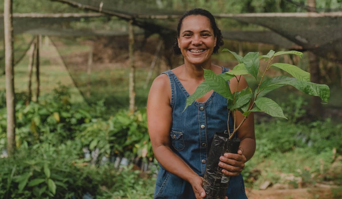 Ailana Reis é uma das produtoras de cacau no Sul da Bahia que recebeu crédito do primeiro CRA sustentável