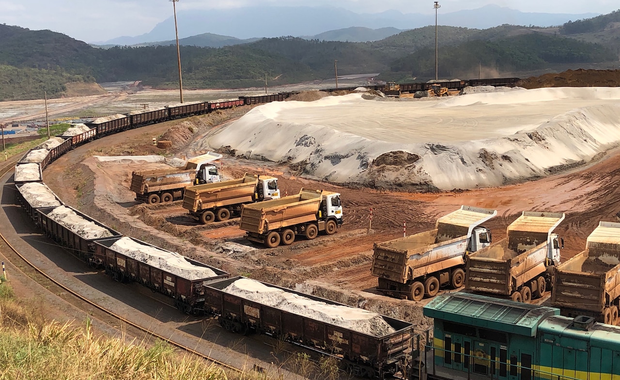 Embarque de areia produzida na mina de Brucutu, em Minas Gerais