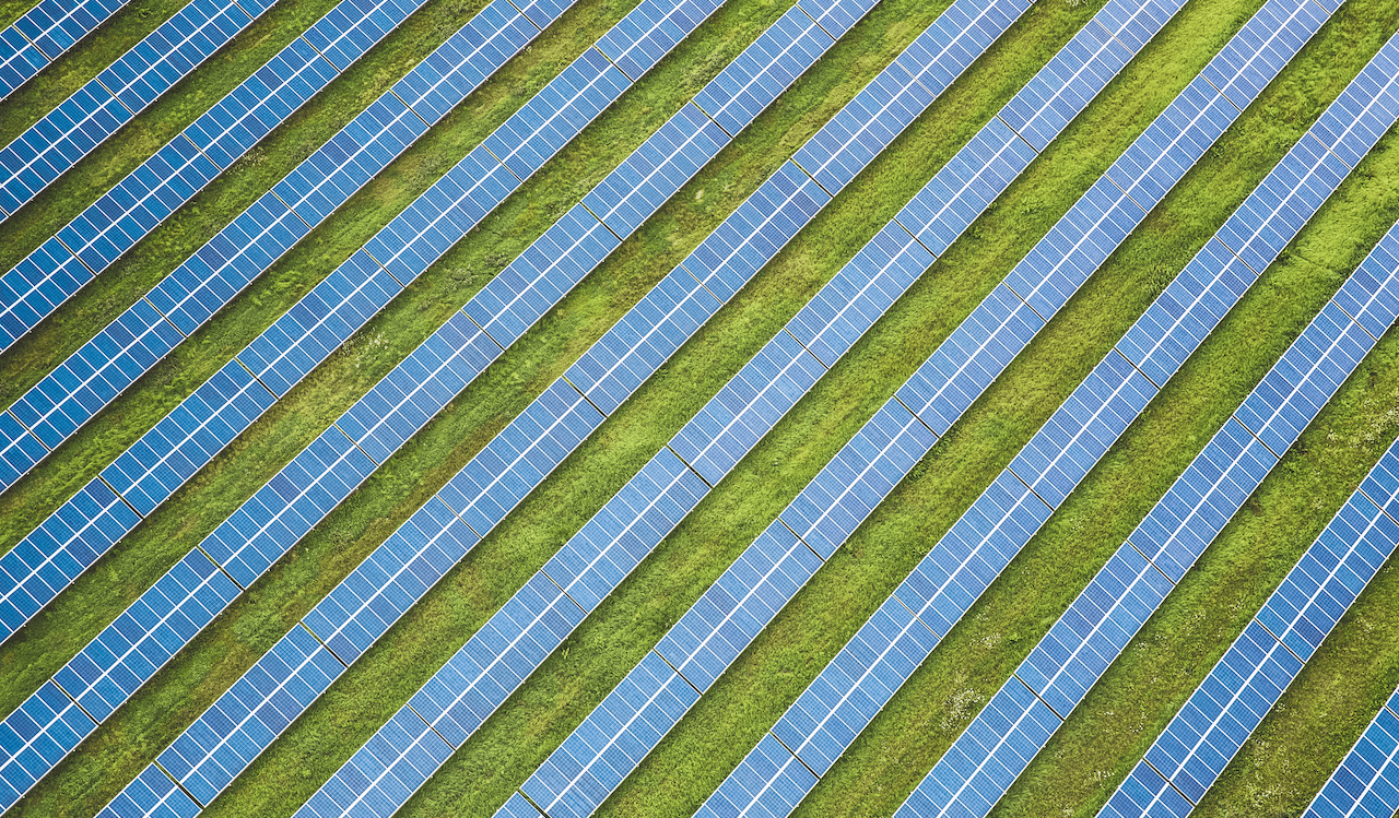 Paineis fotovoltaicos em fazenda de energia solar