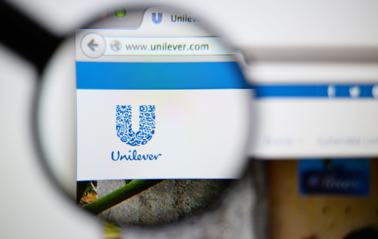 Imagem de uma lupa sobre o logotipo da Unilever