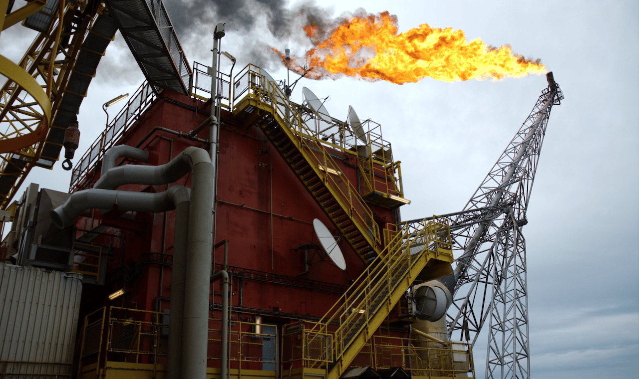 Plataforma de petróleo no Mar do Norte queima gás excedente