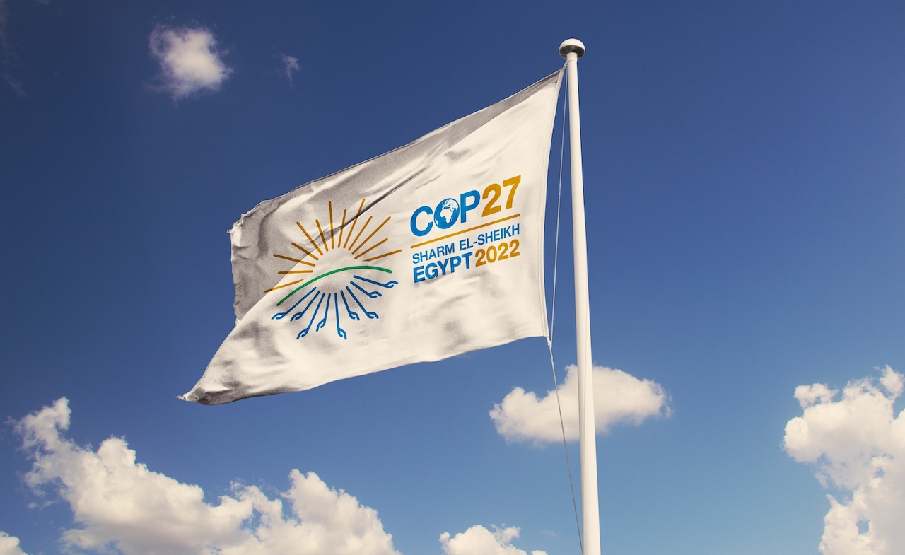 Bandeira com o logotipo da COP27