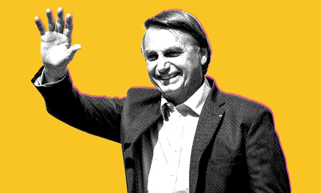 Presidente Jair Bolsonaro acena em fundo amarelo