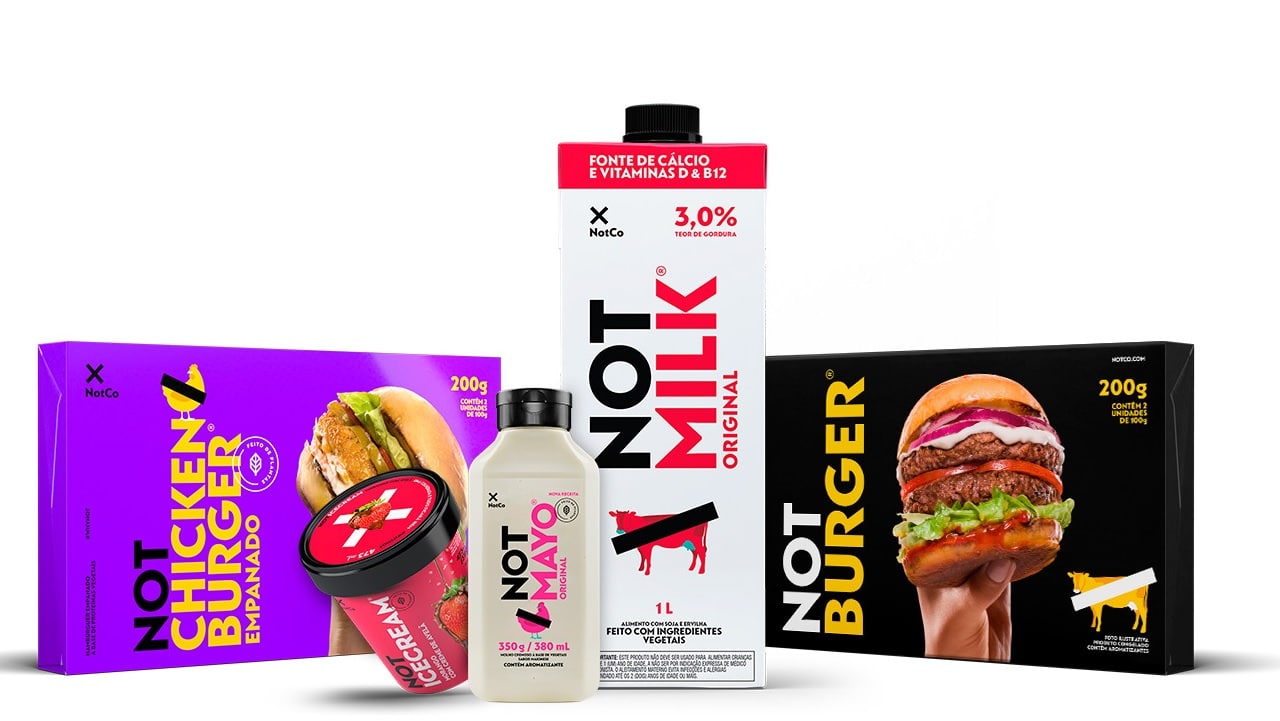 Imagem de produtos da empresa NotCo um ao lado do outro. DA esquerda para direita, há NotChicker Burguer, Not IceCream de morango, NotMayo, NotMilk e Notburguer