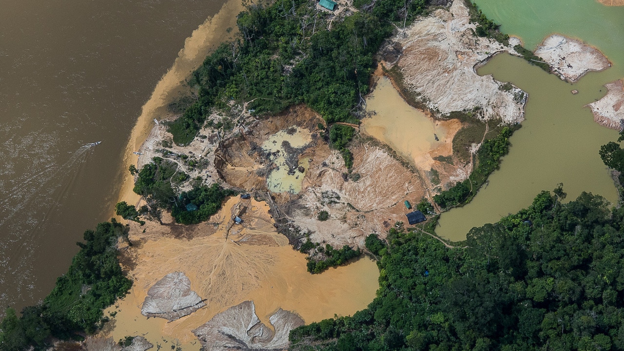 Grande área de garimpo com dezenas de barracões sao vistos na regão do rio Uraricoera na Terra Indigena Yanomami. (Foto: Bruno Kelly/Amazôia Real)