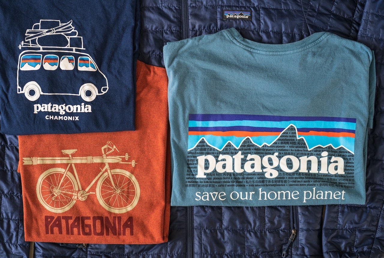 Camisetas da Patagonia, empresa que é controlada por um fundo e vai dedicar todos os seus lucros para a preservação do meio ambiente