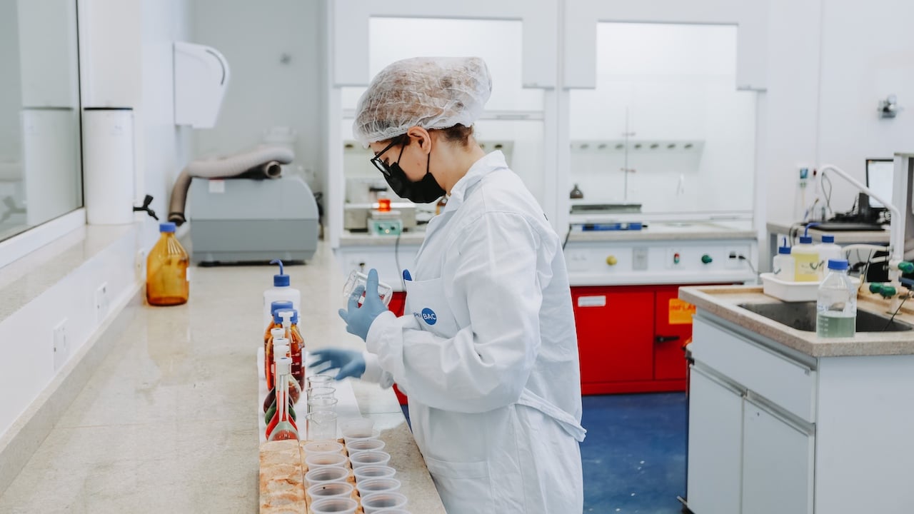 Cientista trabalha no laboratório de inovação da SuperBac