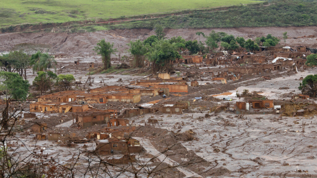 Casas soterradas em desastre de Mariana