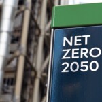 Placa com net zero na frente de edif&iacute;cio