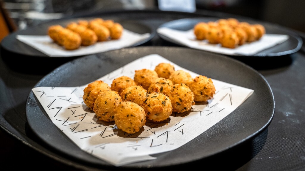 Bolinhos feitos com carne de peixe cultivada em laboratório pela Sustineri Piscis