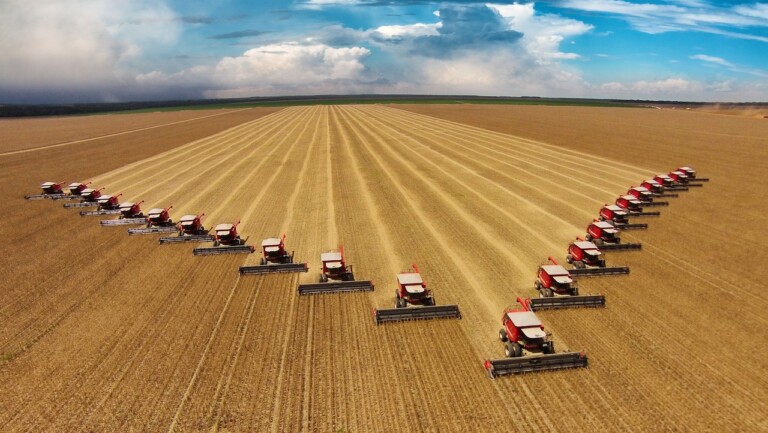 Colheitadeiras em campo de soja no Mato Grosso