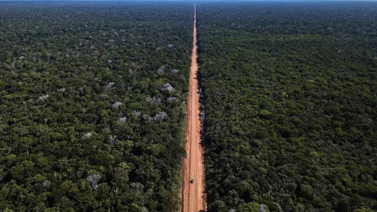 A BR-319, entre Manaus e Porto Velho, cuja pavimentação gera controvérsia