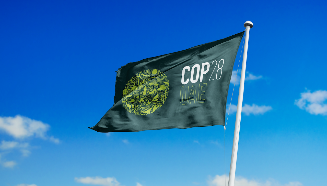 Bandeira com o logotipo da COP28, que acontece em Dubai