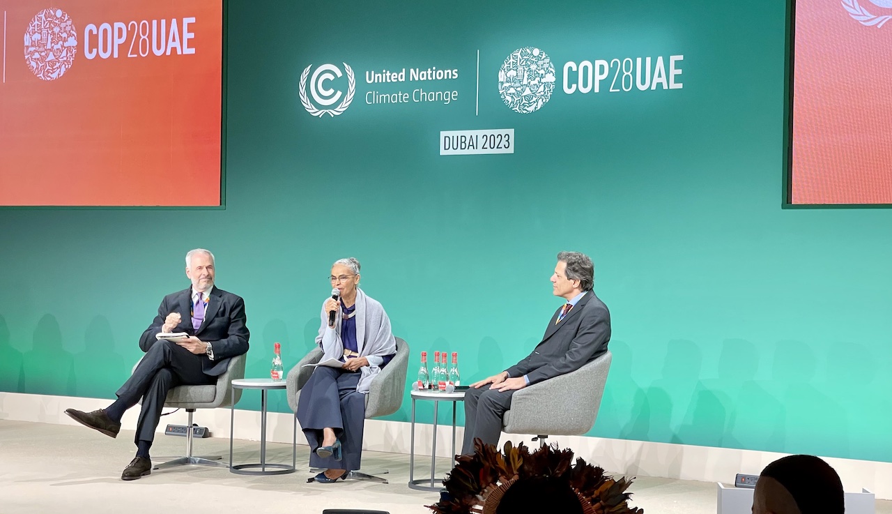 Os ministros Marina Silva, do Meio Ambiente, e Fernando Haddad, da Fazenda, anunciam proposta de fundo global para florestas em Dubai