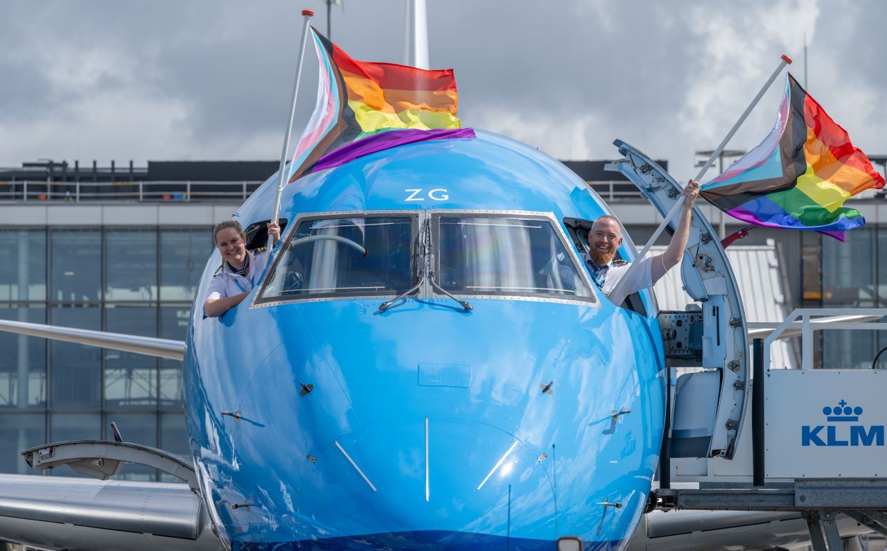 KLM tem aprimorado políticas para famílias LGBTQIA+ e pessoas não brancas