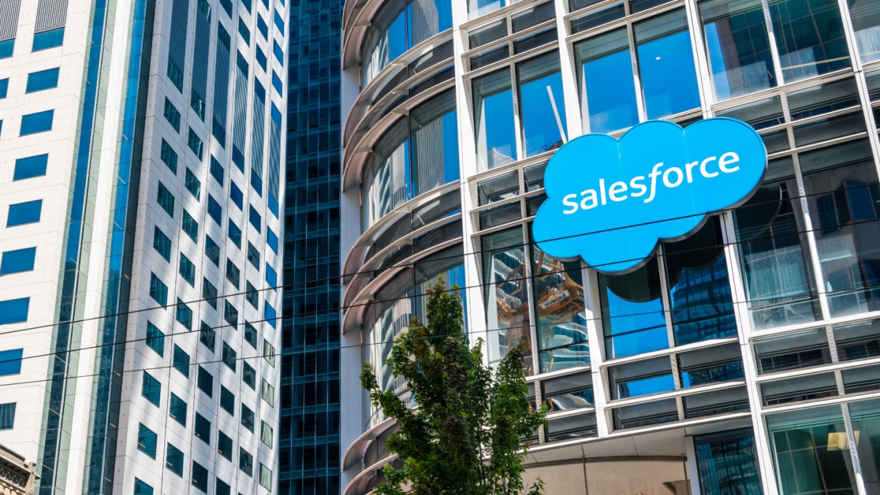 Salesforce quer regulação de emissões para inteligência artificial