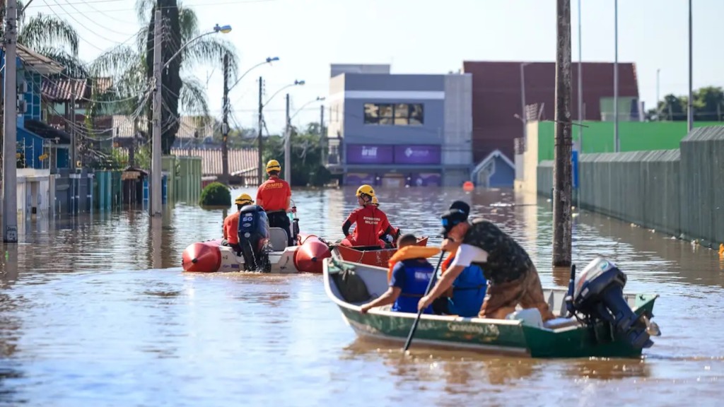 Barcos fazem operação de resgate