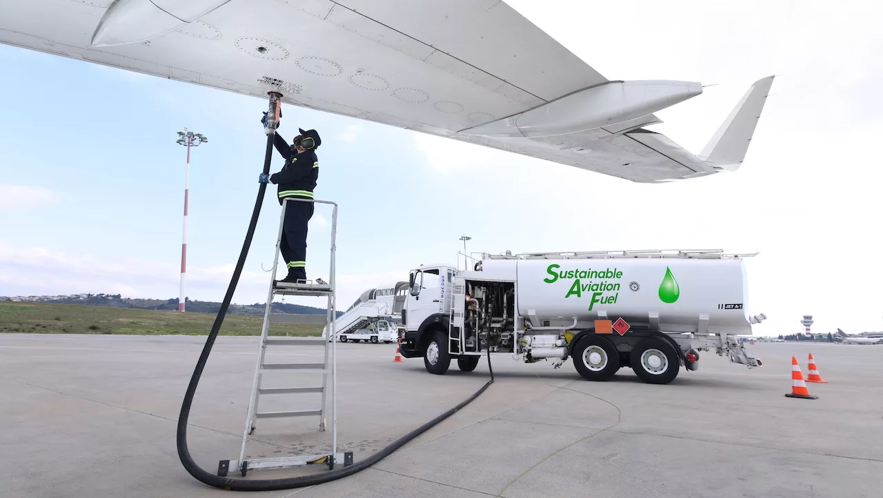 Avião abastecido com querosene sustentável