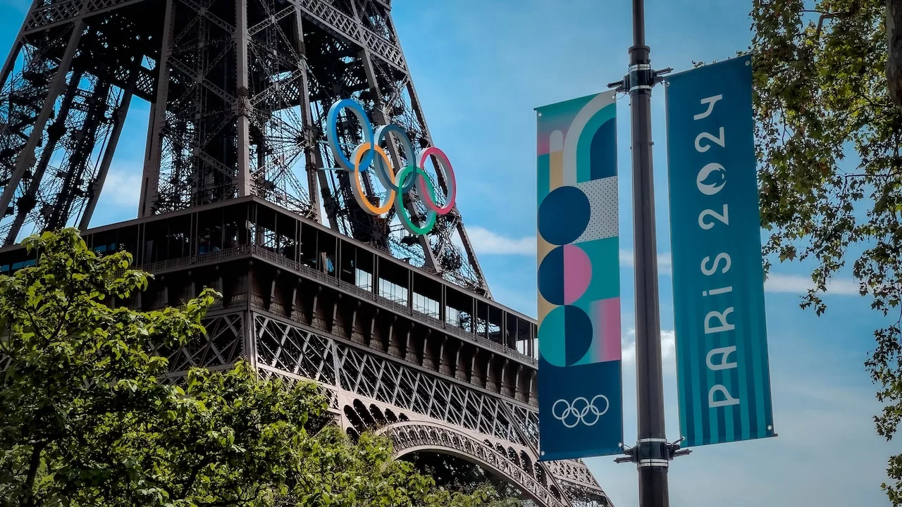 Os anéis olímpicos na Torre Eiffel